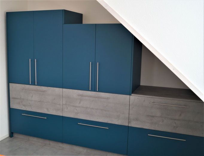 Schrank platzsparend unter Treppe, mit graublauer Abdeckung