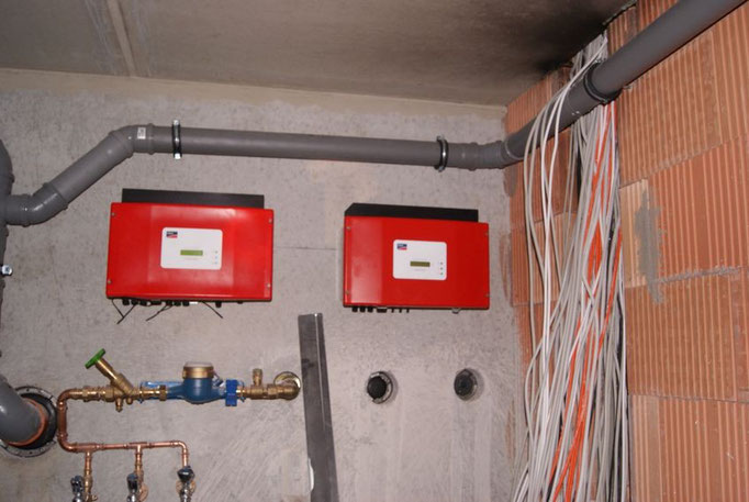 Die Wechselrichter für die Photovoltaikanlage wurden im Keller angebracht.