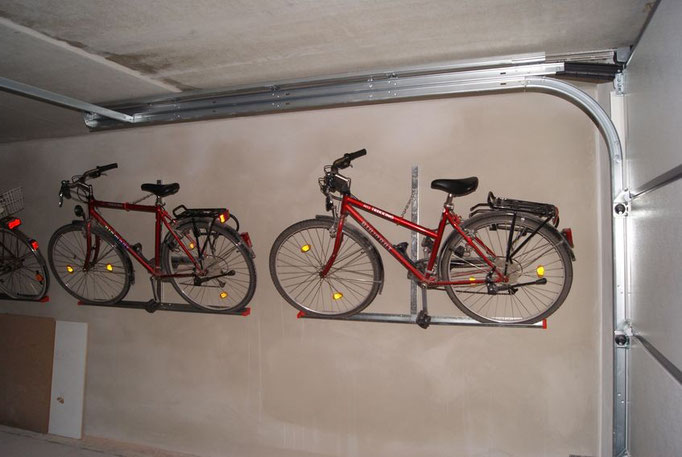 Die Fahradwandhalter sind in der Garage montiert und die Fahrräder angebracht.