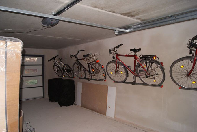 Die Fahradwandhalter sind in der Garage montiert und die Fahrräder angebracht.
