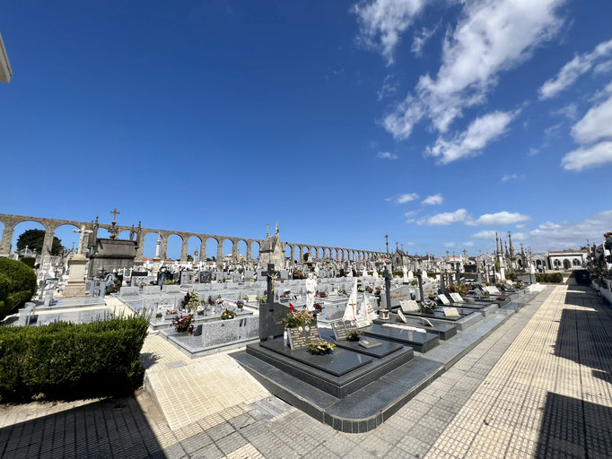 Friedhof neben dem Kloster