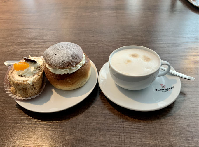Kaffee und Mehlspeise in der Bageri Princess 