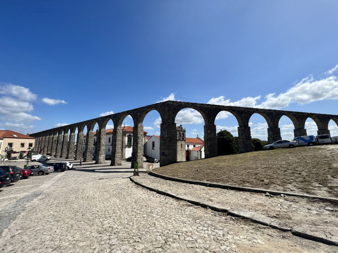 Zweitlängstes Aquädukt Portugals, gebaut 1705 mit 999 Bögen, ursprünglich 4km lang.