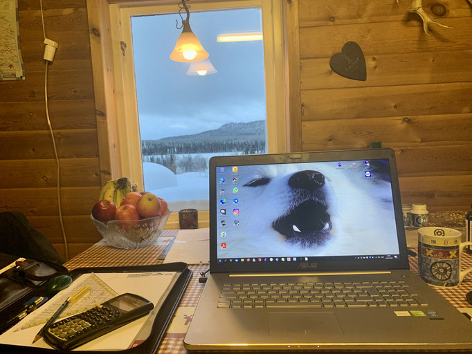 mein „Homeoffice“ mit Blick auf den zugefrorenen Bockträsk und im Hintergrund dem Malåberget
