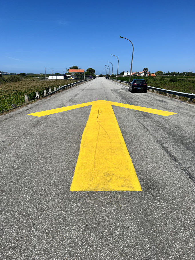 ein Wegweiser für meinen Camino oder doch auf ein Flugfeld verirrt!