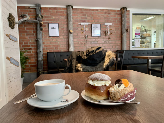 Kaffee und Mehlspeise in der Bageri Princess 