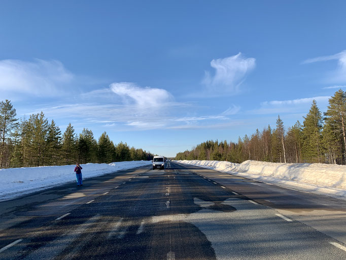 eine Landebahn für Flugzeuge auf einer normalen Straße 