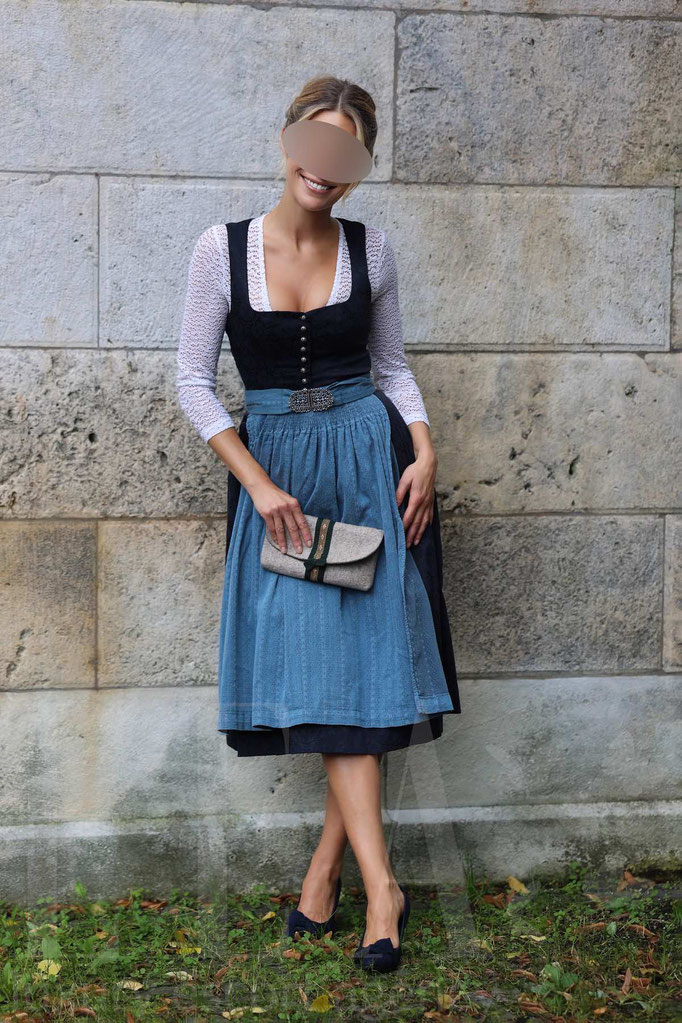 Dirndl Look von Maxim – große blonde Escort-Dame aus München