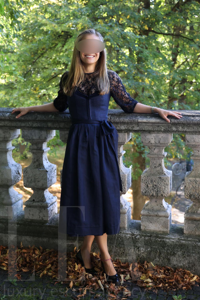 Escort Dame Ella aus München im klassischen Dirndl – authentische High Class Begleitung für die Wiesn