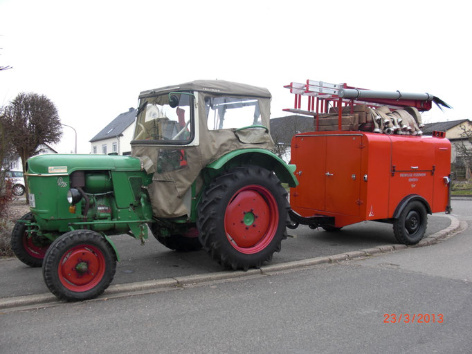 Der alte Tragkraftspritzenanhänger mit Traktor.