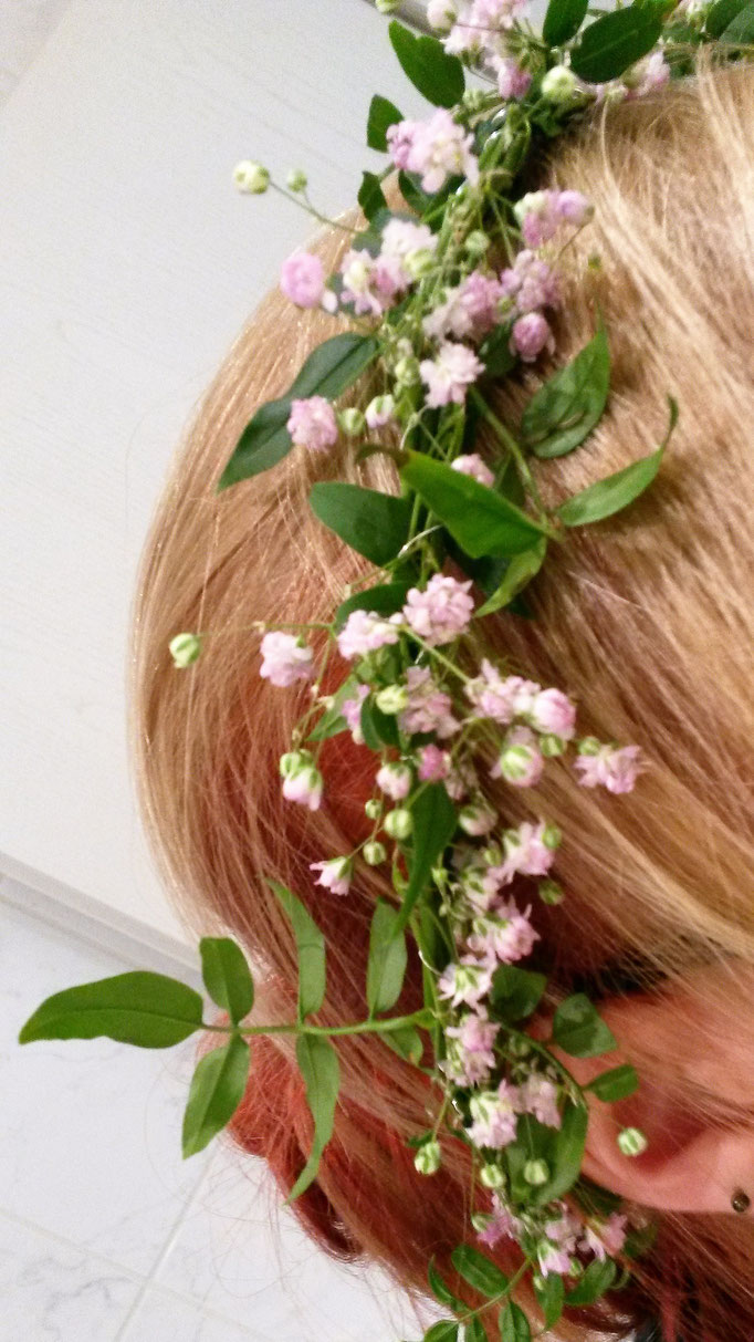 Haarkränzchen mit Jasminranken und rosa Schleierkraut 