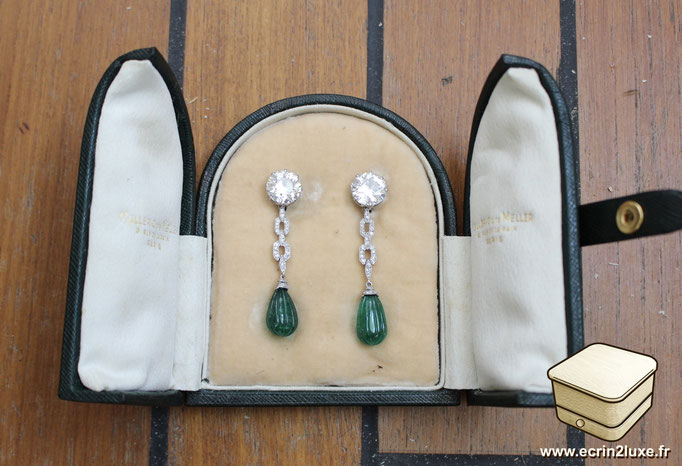 Incroyable écrin à bijoux à double ouverture de type "Chapelle", de couleur verte, conçu pour une paire de boucles d'oreilles anciennes. Réalisé par Ecrin2Luxe, spécialiste en restauration d'écrins.