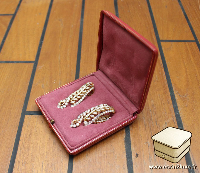 Paire de boucles d'oreilles pavées de diamants anciennes, restaurées avec une boite ancienne. Ecrin2luxe expert in Paris. Couleur rose fluo