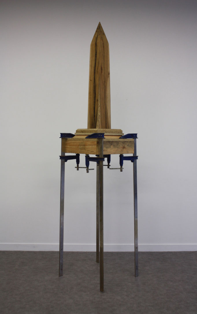 Obelisque, bois et serres-joints, 50x50x210 cm, 2017, courtesy Studio Mustard.