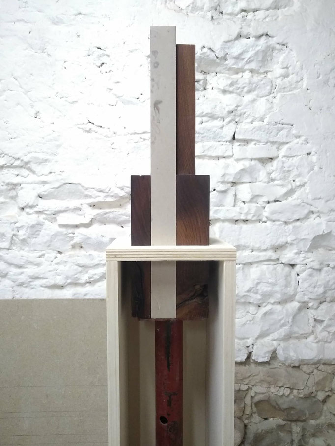 Vue d'atelier de Au travers, bois de chêne, pierre de Bourgogne, étai et contreplaqué, 170x25x25 cm, 2022. Produit pour la biennale de Art en Chapelles, Doubs, Soutenue par la DRAC BFC.