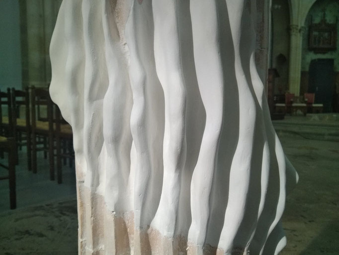 Magma (détail), mousse polyuréthane, plâtre, carrotage de béton, 2022. Vue de l'exposition À la vitesse de la poussière, Art en Chapelles, Doubs. Soutenue par la DRAC BFC.