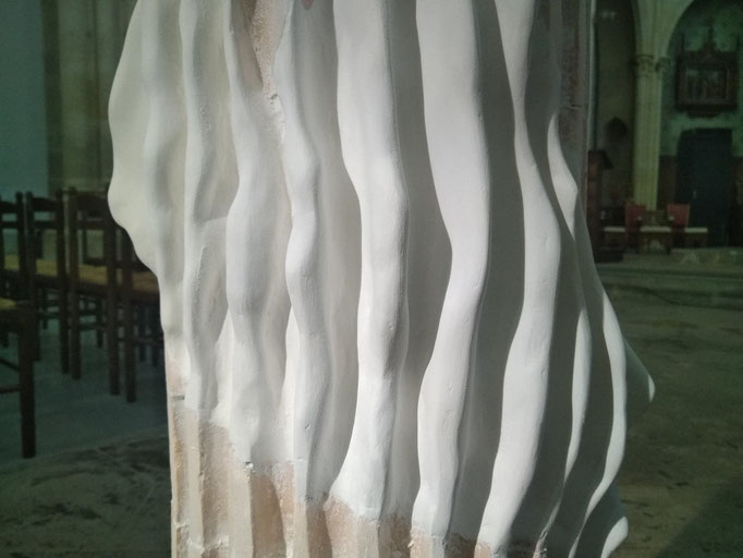 Magma (détail), mousse polyuréthane, plâtre, carrotage de béton, 2022. Vue de l'exposition À la vitesse de la poussière, Art en Chapelles, Doubs. Soutenue par la DRAC BFC.