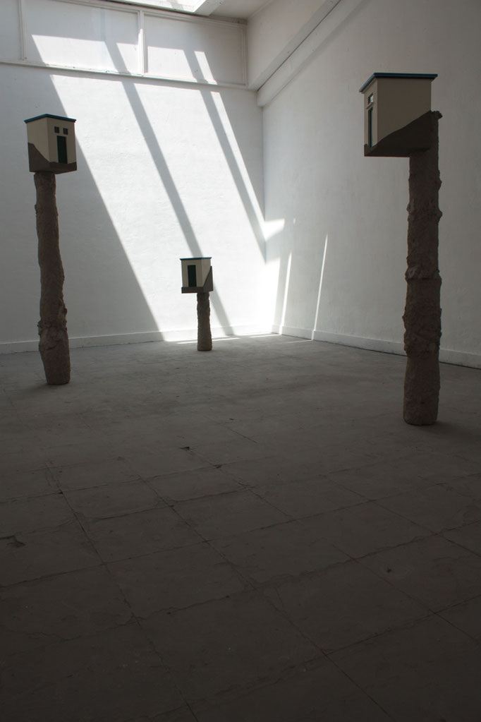 Les sentinelles, 3 sculptures en béton et bois peint, 180x25x25 cm maximum. 2014.