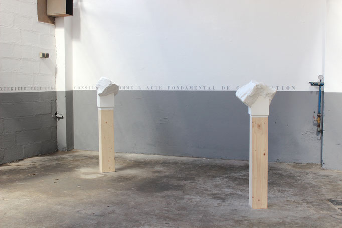 Les Pierres blanches, pierre et bois, ensemble de 5 sculptures, dimentions variable, vue de l'exposition AMER, Atelier Chiffonnier, 2015. Photo Salomé Joineau.