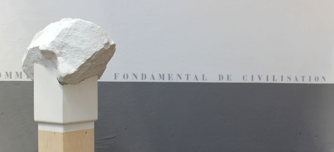 Les Pierres blanches, pierre et bois, ensemble de 5 sculptures, dimentions variable, vue de l'exposition AMER, Atelier Chiffonnier, 2015. Photo Salomé Joineau.