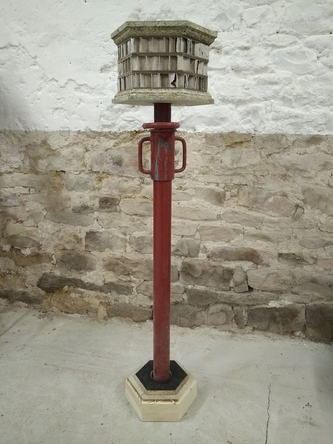 Vue d'atelier de Colonnette, panneau de bois alvéolaire et aggloméré, étai, dimensions variable, 2022. Produit pour la biennale de Art en Chapelles, Doubs, Soutenue par la DRAC BFC.