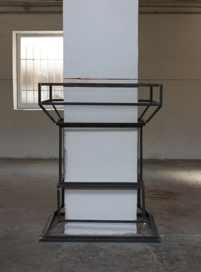 150 cm de pilastre, acier, 100x80x150 cm, vue de l'exposition AMER, Atelier Chiffonnier, 2018.