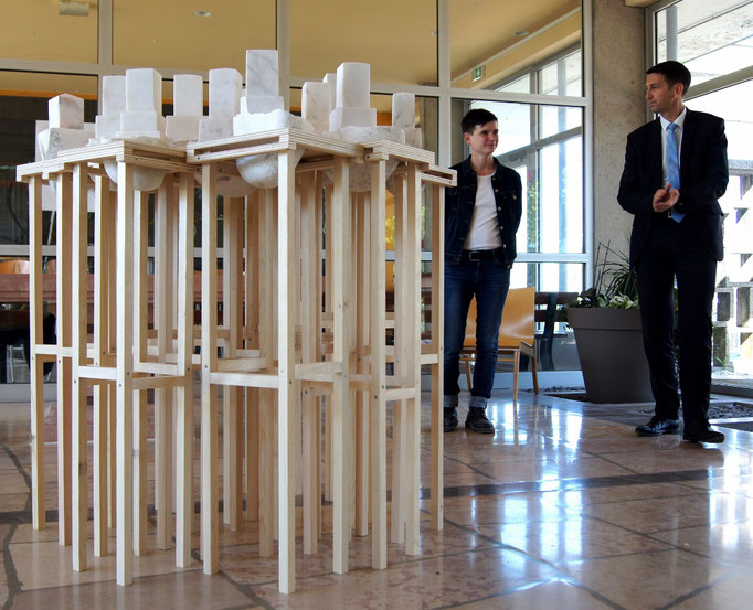 Vue de l'installation Sépulacre, marbre et bois, dimensions variables, lors de la restitution de la résidence Excellence des Métiers d'Art soutenue par la DRAC Bourgogne-Franche-Compté et accompagnée par Les Ateliers Vortex, 2019. Photo Olivier Gut. 