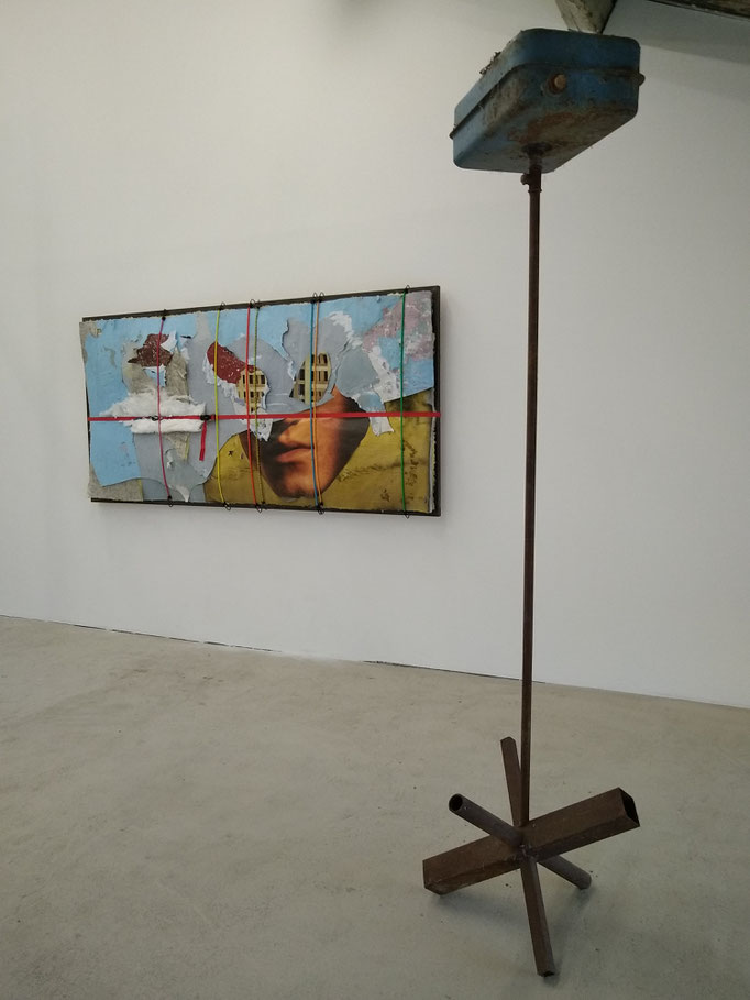 Vue de l'expostion In Two aux Ateliers Vortex, 2021. De gauche à droite : Là haut, de Charles Thomassin, Juillettiste, de Marion Lemaître. Photo : Marion Payrard.