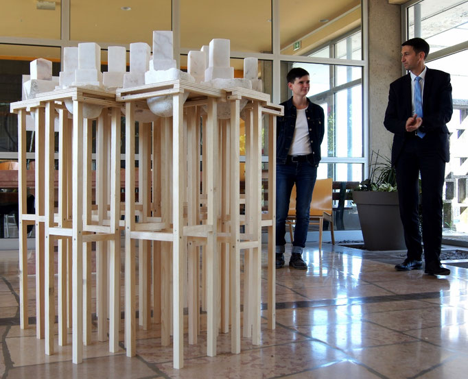Vue de l'installation Sépulacre, marbre et bois, dimensions variables, lors de la restitution de la résidence Excellence des Métiers d'Art soutenue par la DRAC Bourgogne-Franche-Compté et accompagnée par Les Ateliers Vortex, 2019. Photo Olivier Gut. 