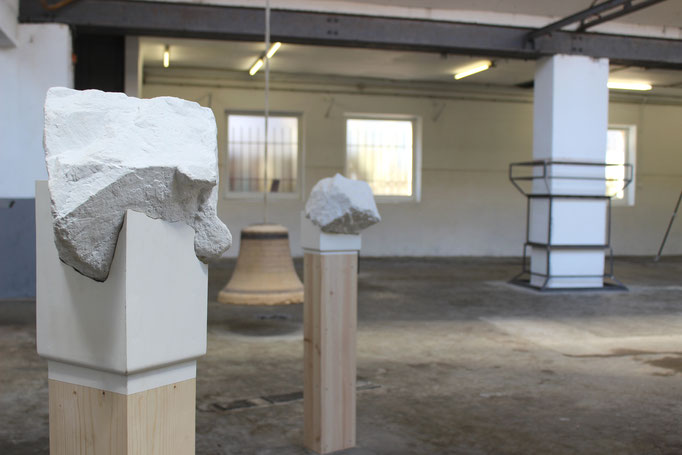Les Pierres blanches, pierre et bois, ensemble de 5 sculptures, dimentions variable, vue de l'exposition AMER, Atelier Chiffonnier, 2015. Photo Salomé Joineau.