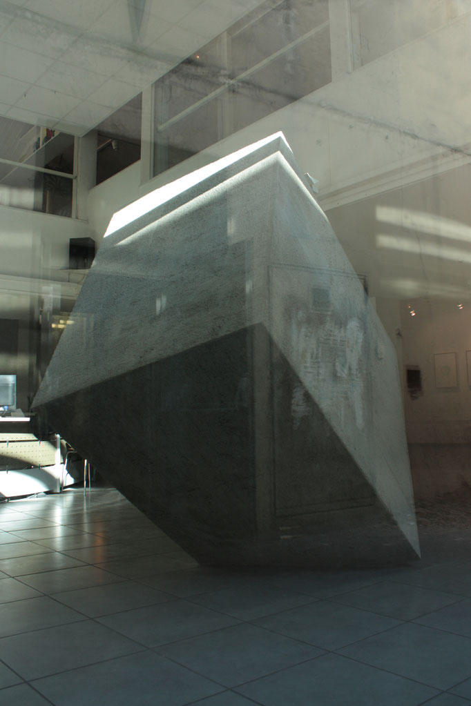 Le Passeur, béton, polystyrène, 220x240x120 cm, 2015. Vues de l’exposition Take Shelter! à l’ABC, Dijon.