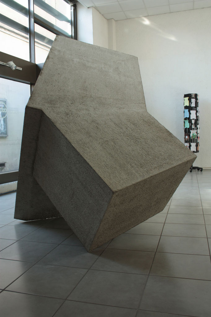 Le Passeur, béton, polystyrène, 220x240x120 cm, 2015. Vues de l’exposition Take Shelter! à l’ABC, Dijon.