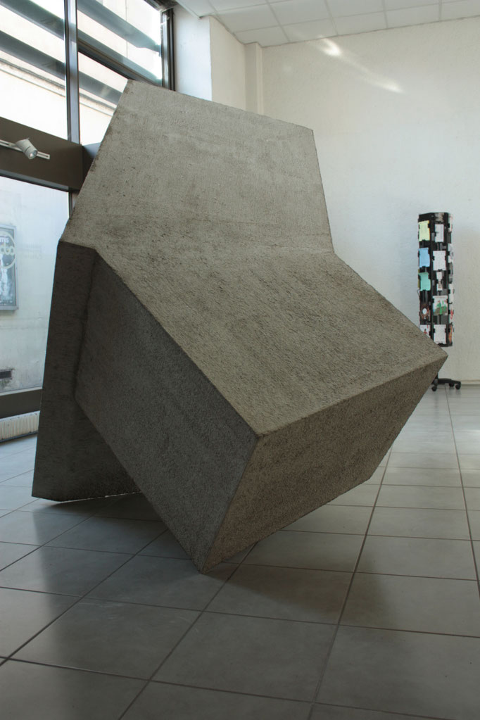 Le Passeur, béton, polystyrène, 220x240x120 cm, 2015. Vues de l’exposition Take Shelter! à l’ABC, Dijon.