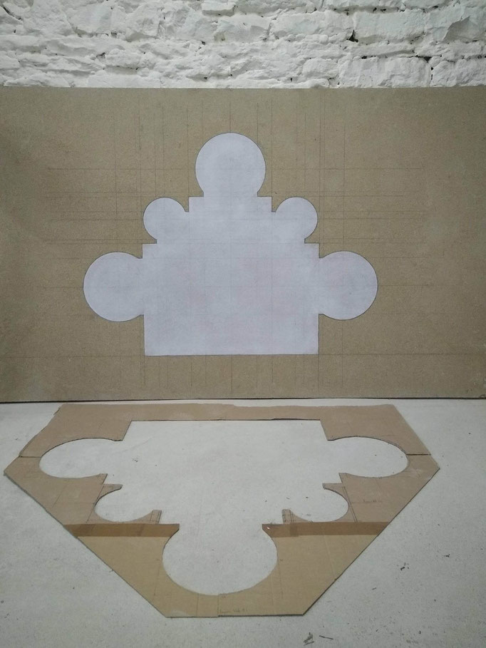 Vue d'atelier de Colone en coupe, panneau de bois aggloméré, pigment de blanc de titane et huile de lin, 160x120 cm, 2022. Produit pour la biennale d'Art en chapelles, Doubs. Soutenue par la DRAC BFC.