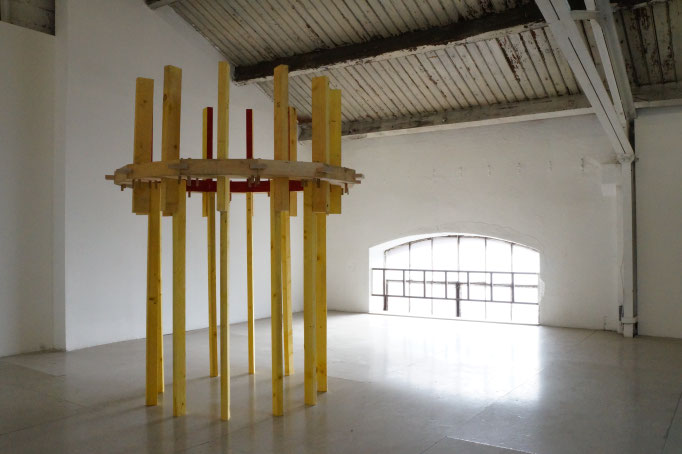 Château d'eau, bois et peinture, 150x150x210 cm, 2021. Vue de l'exposition In Two avec Charles Thomassin aux Ateliers Vortex, 2021. Photo : Marion Payrard