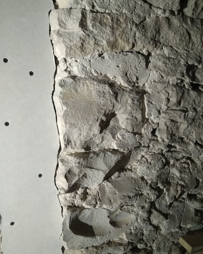 Affleurer, recherches plastiques, mur de pierre et placoplâtre, 2023.