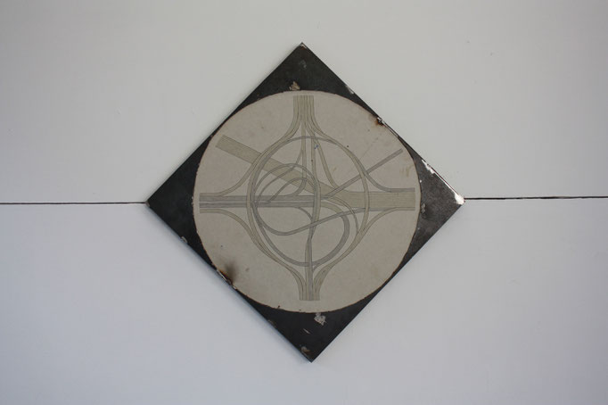Via, dessin sur placoplâtre et acier,  60x60 cm, 2018.