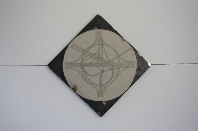 Via, dessin sur placoplâtre et acier,  60x60 cm, 2018.