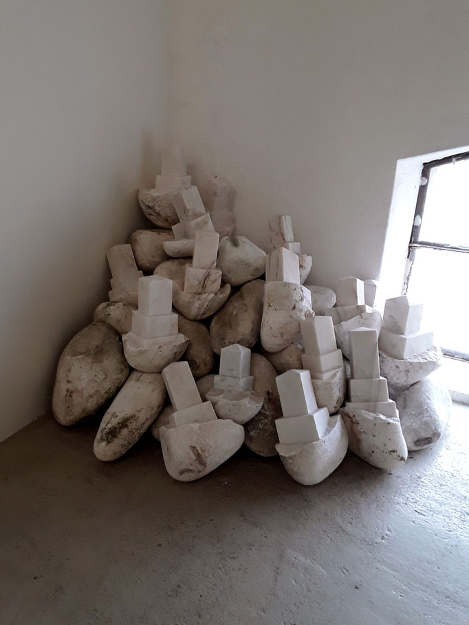 Sépulacre, marbre, 2019. Vue de l'exposition In Two avec Charles Thomasson aux Ateliers Vortex, 2021. Pièce produite dans le cadre de la résidence Excellence des Métiers d'Art soutenue par la DRAC Bourgogne-Franche-Compté