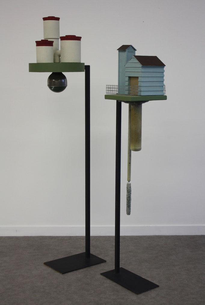 Quand la plaine ondule, acier et bois peint, 30x30x140 cm, 2016. Pendant que les champs brûlent, acier et bois peint, 20x30x120 cm, 2016. 