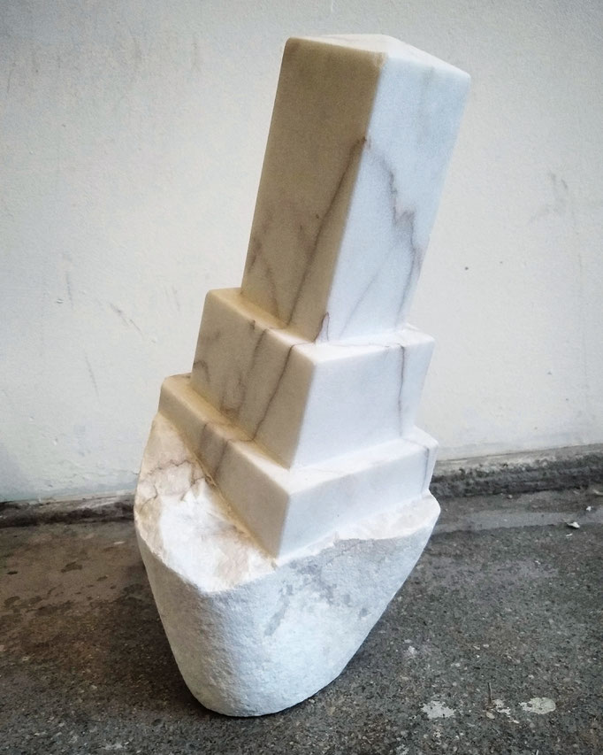 Galets, multiple de 30 pièces de marbre, 2019. Produit dans le cadre de la résidence Excellence des métiers d'art, soutenue par la DRAC BFC et accompagnée par les Ateliers Vortex.
