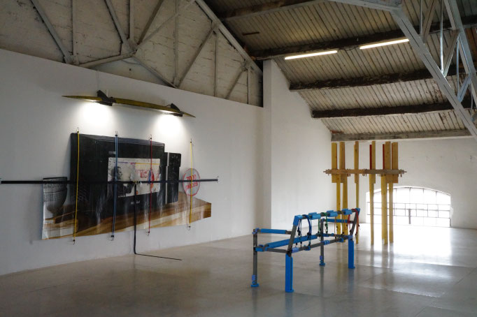 Vue de l'exposition In Two aux Ateliers Vortex, 2021. De gauche à droite : En Marche, de Charles Thomassin, La Pause de Charles Thomassin, Château d'eau de Marion Lemaître. Photo : Marion Payrard.