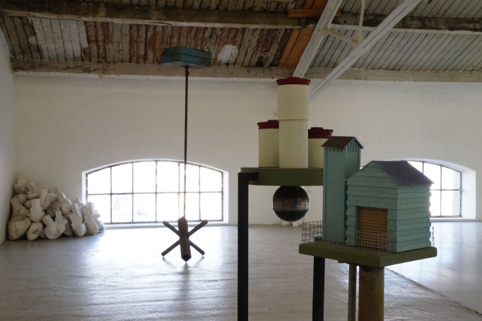 Vue de l'exposition In Two avec Charles Thomassin aux Ateliers Vortex, 2021. De gauche à droite : Sépulacre, marbre, 2019. Juillettiste, acier, 2017. Pendant que les champs brûlent, acier et bois, 2016. Photo : Marion Payrard