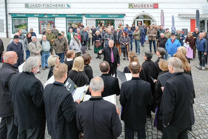 Der Chor Lacus Felix bei der musikalischen Eröffnung der Feierlichkeiten (Foto: Dr. Wolfgang Ladin)