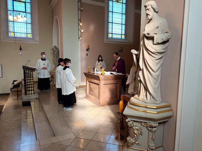 Die zwei neuen Messdiener vor dem Altar