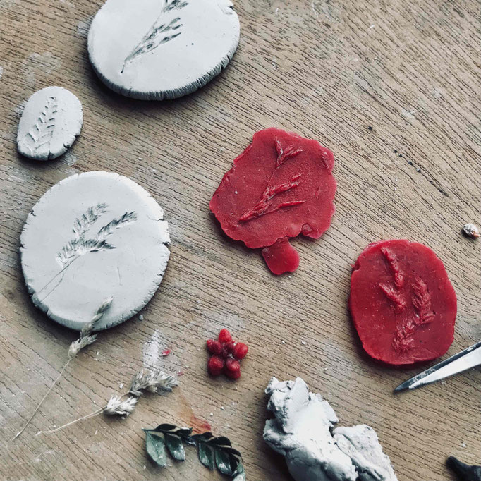 Immortaliser des empreintes de végétaux sauvages en bijoux