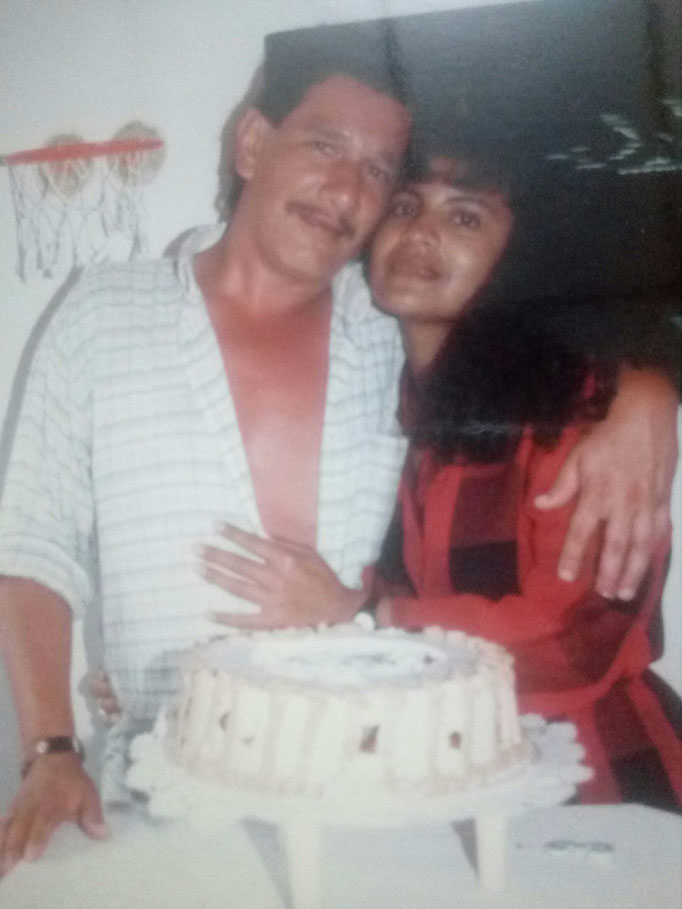 Mis padres celebrando su aniversario antes de que yo naciera... hacían linda pareja.