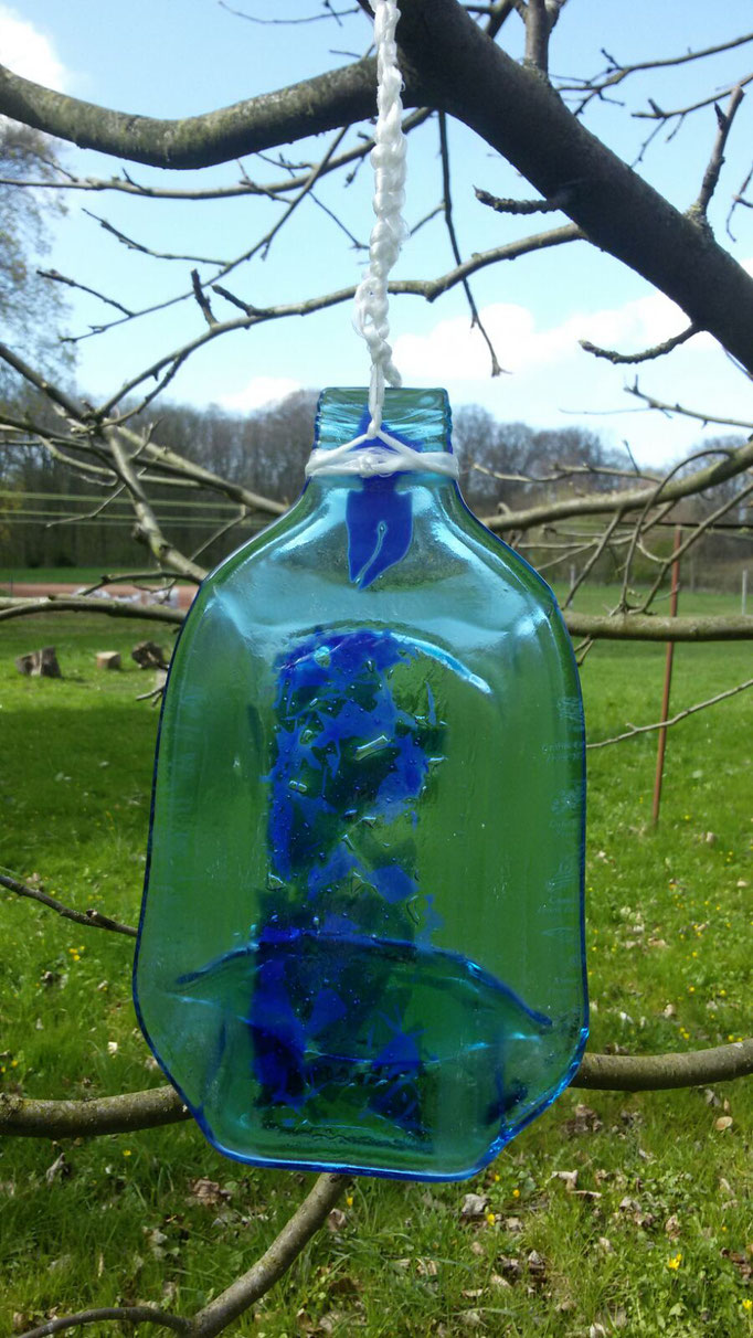 Blaue Flasche im Baum