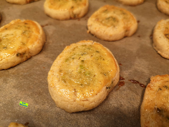 Nahaufnahme der fertiggebackenen Marzipan-Pistazien-Kekse nach einem Rezept aus eBook/Buch Dinkel-Weihnachtsplätzchen von K.D. Michaelis