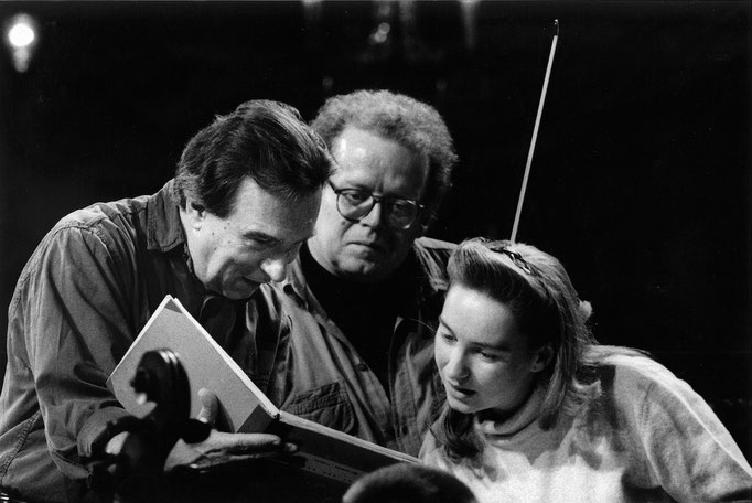 Claudio Abbado with Daniel Barenboin and Berliner Philharmoniker’s musician, 1995 © courtesy Contrasto/Cesare Colombo